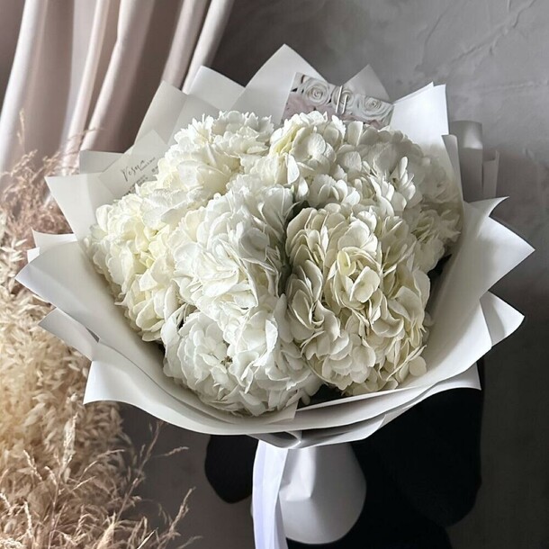 Букет белых гортензий 5 шт, артикул F1269473 - 5185 рублей, доставка по городу. Flawery - доставка цветов