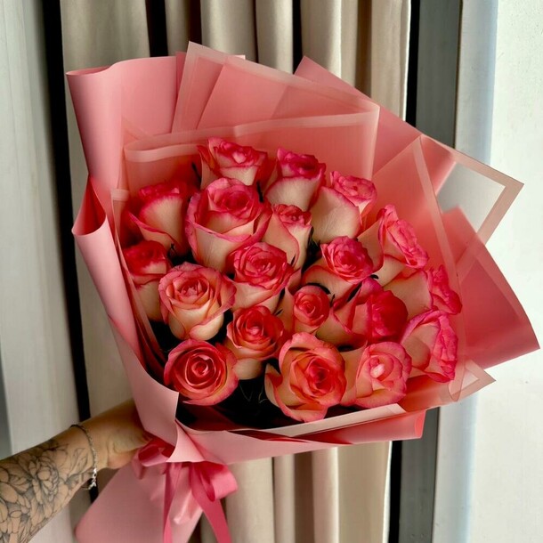 19 роз в дизайнерской упаковке, артикул F1282540 - 5485 рублей, доставка по городу. Flawery - доставка цветов