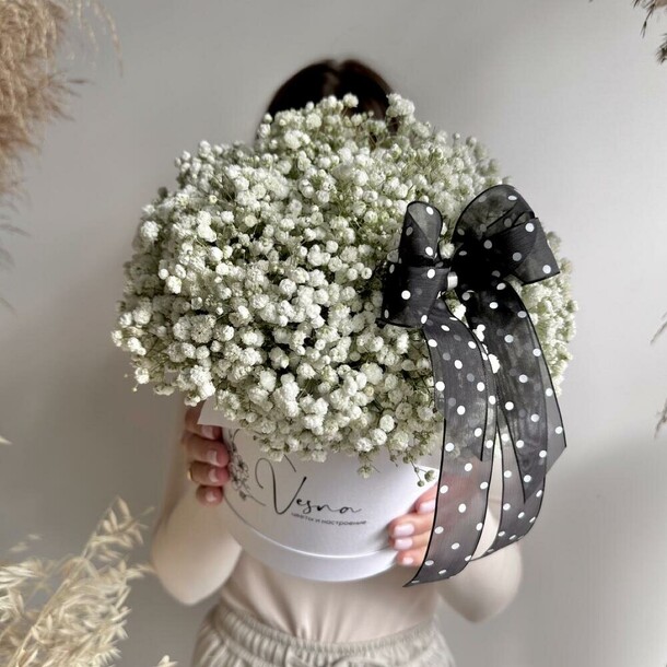 Гипсофила белая в коробке🖤размер l, артикул F1319173 - 3685 рублей, доставка по городу. Flawery - доставка цветов