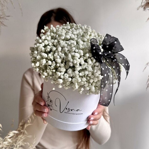 Гипсофила белая в коробке 🖤размер м, артикул F1319181 - 3285 рублей, доставка по городу. Flawery - доставка цветов