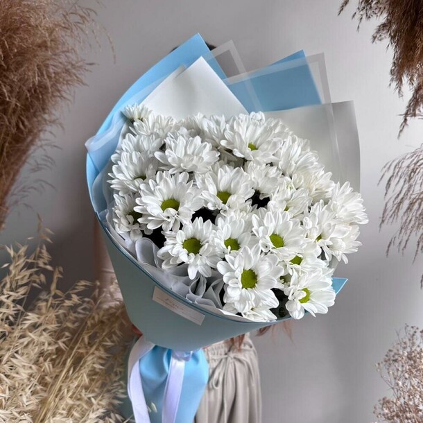 Букет белых ромашковых хризантем🌿 размер s, артикул F1322423 - 2985 рублей, доставка по городу. Flawery - доставка цветов