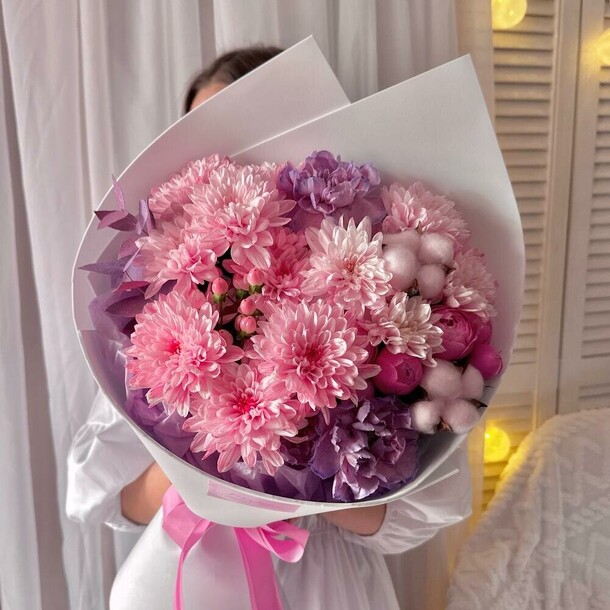 Авторский букет: пионовидные розы, диантус, хризантема, эвкалипт, артикул F1339944 - 4485 рублей, доставка по городу. Flawery - доставка цветов