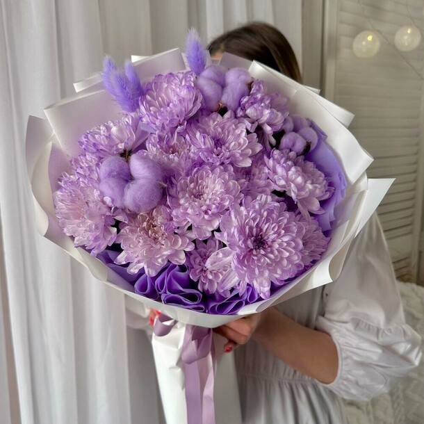 Авторский букет: сиреневая хризантема, натуральный хлопок и лагурус, артикул F1367591 - 3085 рублей, доставка по городу. Flawery - доставка цветов