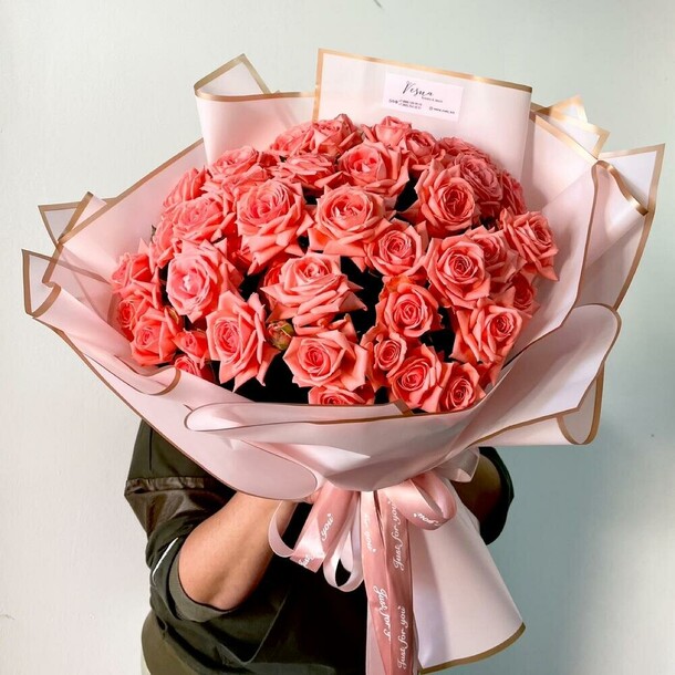 Букет кустовых роз, артикул F1378663 - 5685 рублей, доставка по городу. Flawery - доставка цветов