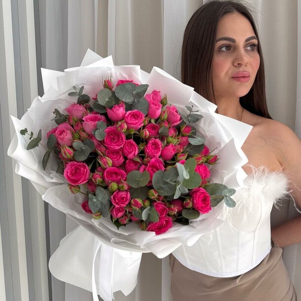 Букет кустовых розовых роз🌿размер s, артикул F1420946 - 5685 рублей, доставка по городу. Flawery - доставка цветов