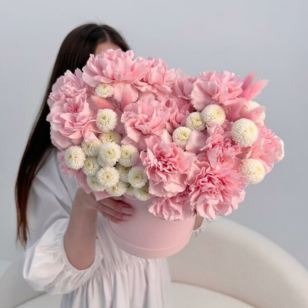 Цветы в коробке: диантус, хризантема 🌸 размер м, артикул F1481237 - 4585 рублей, доставка по городу. Flawery - доставка цветов