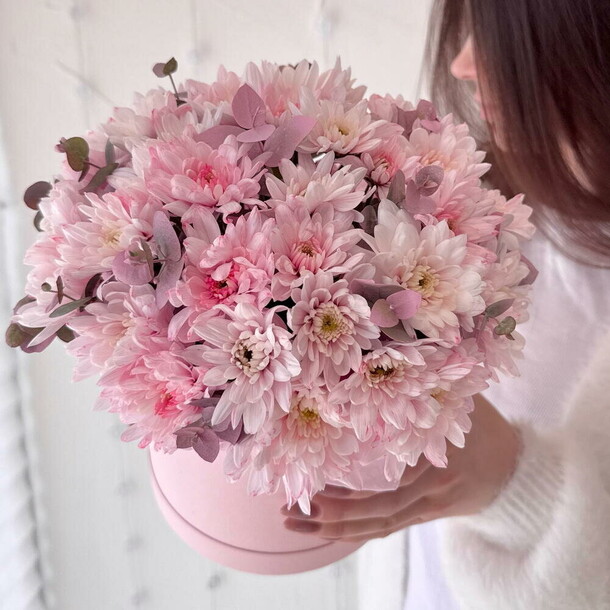 Цветы в коробке: розовая хризантема и веточки эвкалипта, артикул F1521332 - 2285 рублей, доставка по городу. Flawery - доставка цветов