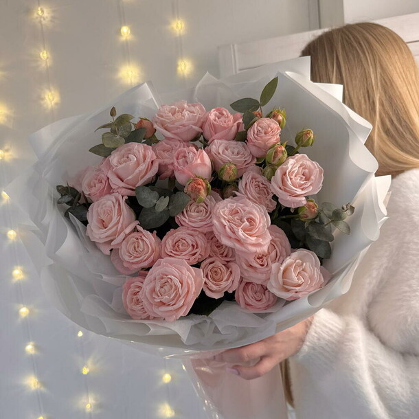 Кустовые пионовидные коралловые розы с эвкалиптом в дизайнерской упаковке, артикул F1538009 - 3685 рублей, доставка по городу. Flawery - доставка цветов