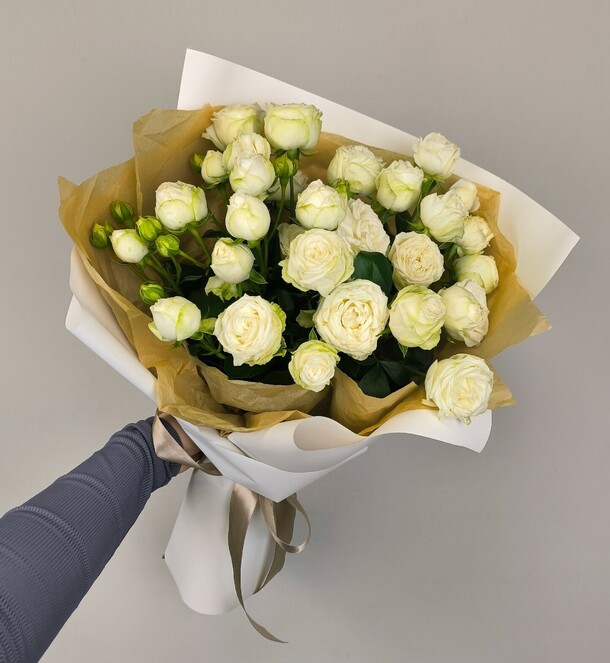 Роза кустовая пионовидная бомбастик вайт, артикул F1336536 - 5810 рублей, доставка по городу. Flawery - доставка цветов