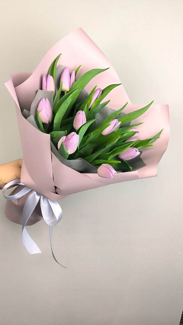 Букет 11 тюльпанов, артикул F1361815 - 3240 рублей, доставка по городу. Flawery - доставка цветов