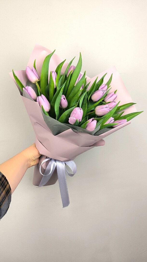 Букет из 17 тюльпанов, артикул F1361817 - 4790 рублей, доставка по городу. Flawery - доставка цветов