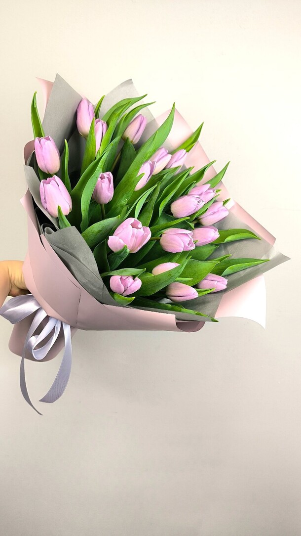 Букет 21 тюльпан, артикул F1361819 - 5850 рублей, доставка по городу. Flawery - доставка цветов
