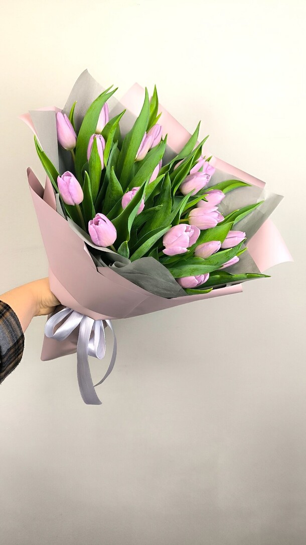 Букет 19 тюльпанов, артикул F1361821 - 5330 рублей, доставка по городу. Flawery - доставка цветов
