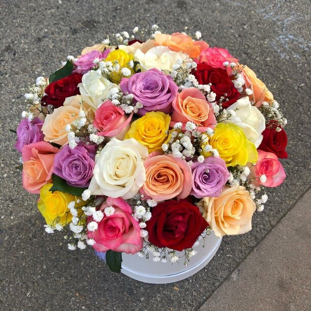 Шляпная коробка с розами, артикул F102571 - 2527 рублей, доставка по городу. Flawery - доставка цветов