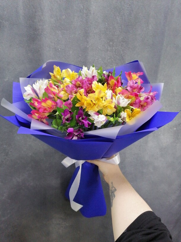 11 микс альстромерия, артикул F102572 - 2190 рублей, доставка по городу. Flawery - доставка цветов