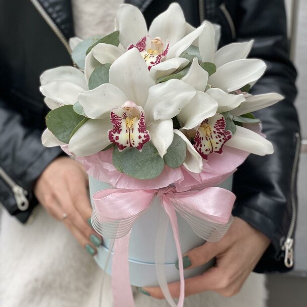 Коробка с цимбидиумом клэр, артикул F102591 - 2604 рублей, доставка по городу. Flawery - доставка цветов