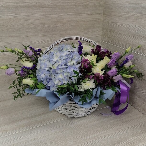 Корзина с цветами, артикул F103664 - 6985 рублей, доставка по городу. Flawery - доставка цветов