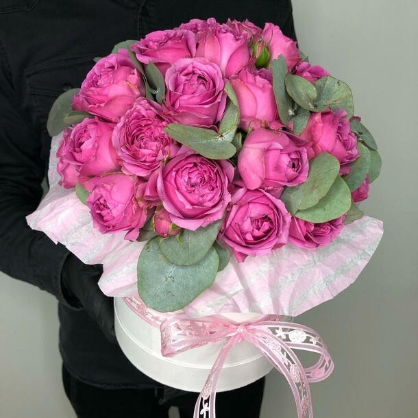 Шляпная коробка с пионовидными розами, артикул F106190 - 3843 рублей, доставка по городу. Flawery - доставка цветов