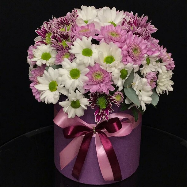 Хризантемы в шляпной коробке, артикул F106197 - 2990 рублей, доставка по городу. Flawery - доставка цветов