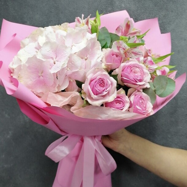 🥰букетик из нежной гортензии и пионовидных роз🥰, артикул F1065517 - 2141 рублей, доставка по городу. Flawery - доставка цветов