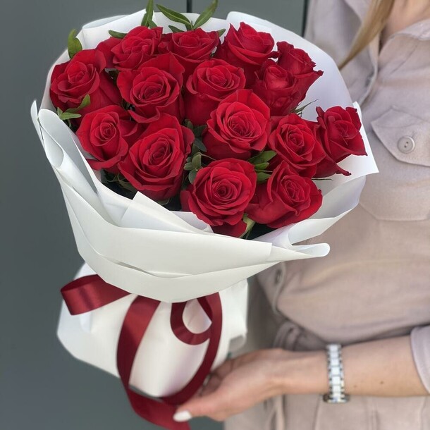 Букет париж из 15 красных роз и эвкалипта, артикул F1067032 - 2390 рублей, доставка по городу. Flawery - доставка цветов