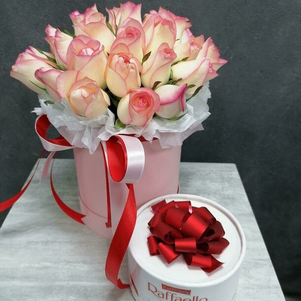 21 роза в коробке + raffaello, артикул F1068858 - 3711 рублей, доставка по городу. Flawery - доставка цветов