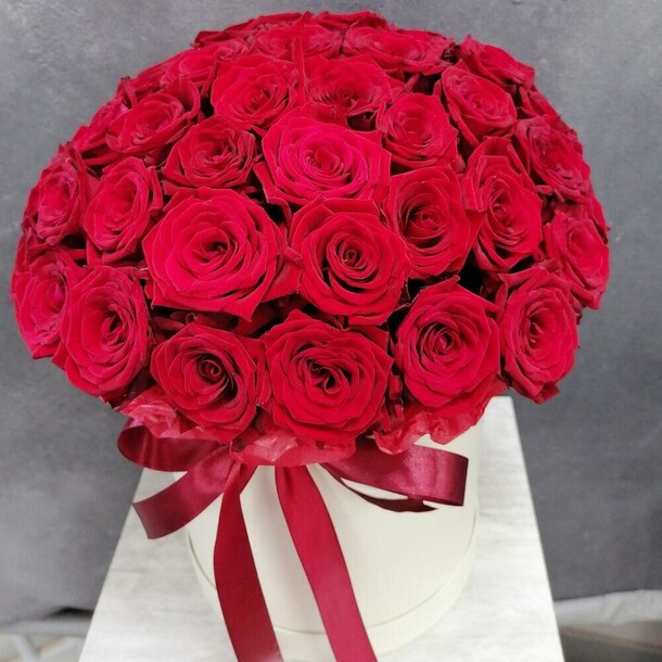51 роза в шляпной коробке, артикул F1070339 - 5578 рублей, доставка по городу. Flawery - доставка цветов