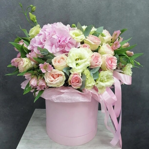 Шик💖(бокс с гортензией, эустомой и кустовыми розами), артикул F1071485 - 3690 рублей, доставка по городу. Flawery - доставка цветов