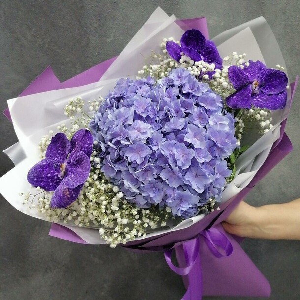 Букет нежный из гортензии и ванды, артикул F1071486 - 2802 рублей, доставка по городу. Flawery - доставка цветов