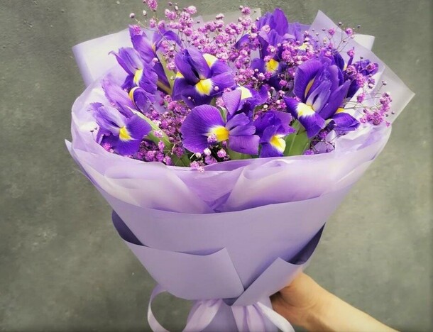 Ирисы 9 шт с гипсофилой, артикул F1074991 - 2091 рублей, доставка по городу. Flawery - доставка цветов