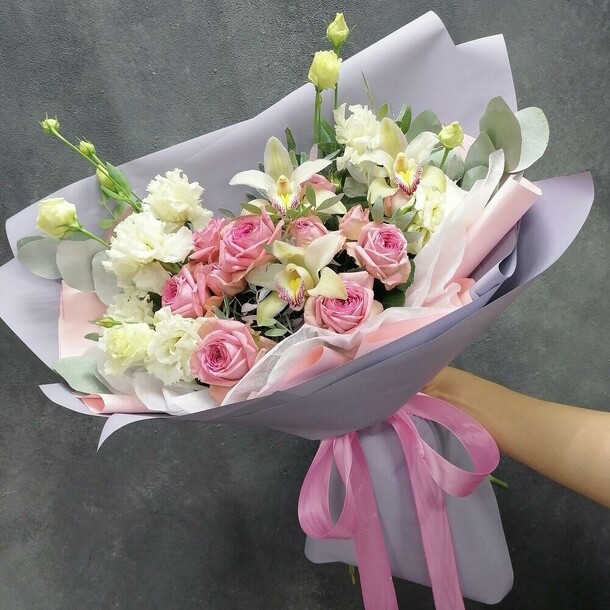 Нежность свадебного букета (кустовые розы, орхидея и лизиантус), артикул F1075881 - 3016 рублей, доставка по городу. Flawery - доставка цветов