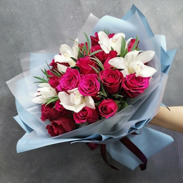 Букет каталия с розами и орхидеей, артикул F1079119 - 3790 рублей, доставка по городу. Flawery - доставка цветов