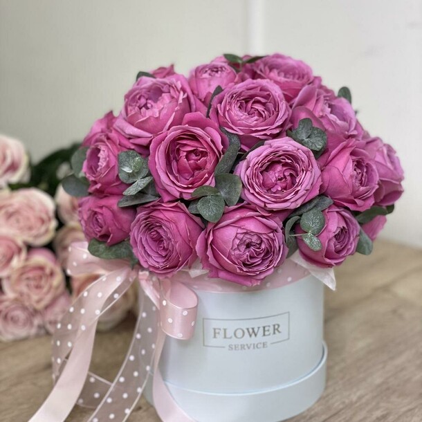 Коробка мисти с пионовидными розами и эвкалиптом, артикул F108076 - 4389 рублей, доставка по городу. Flawery - доставка цветов