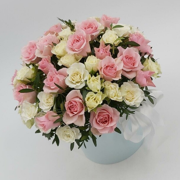 Нежность: кустовые розы в коробке, артикул F108079 - 2885 рублей, доставка по городу. Flawery - доставка цветов