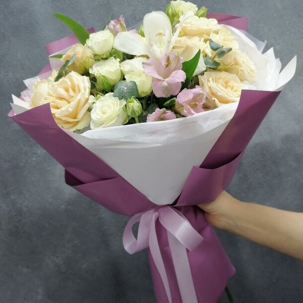 Букет из орхидей и пионовидных кустовых роз🌺, артикул F1081387 - 2690 рублей, доставка по городу. Flawery - доставка цветов