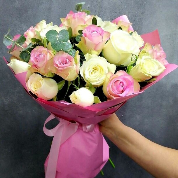 19 роз стильного решения, артикул F1081408 - 2818 рублей, доставка по городу. Flawery - доставка цветов