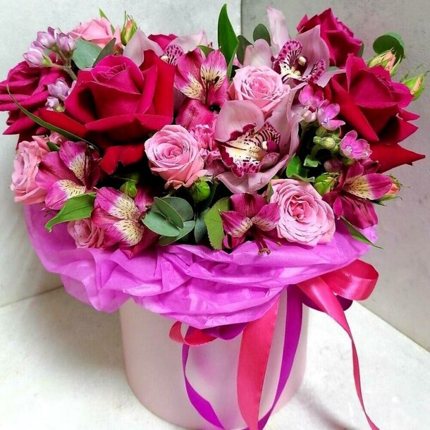 Бокс любви 💘 (с орхидеей, розами и альстромериями), артикул F1081416 - 3179 рублей, доставка по городу. Flawery - доставка цветов