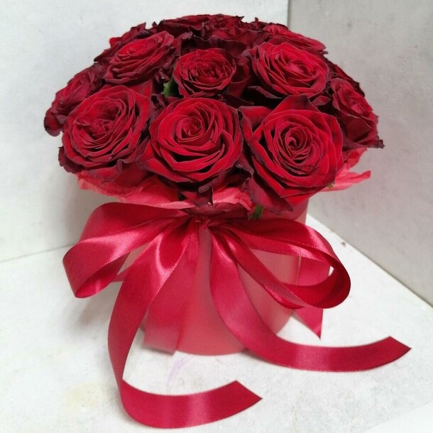 21 роза в коробке, артикул F1081428 - 3099 рублей, доставка по городу. Flawery - доставка цветов