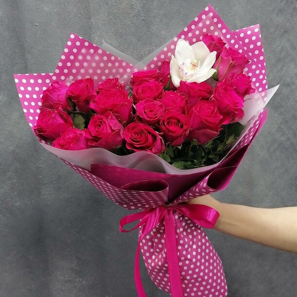 Розовое сердце (19 роз и цимбидиум), артикул F108740 - 2536 рублей, доставка по городу. Flawery - доставка цветов