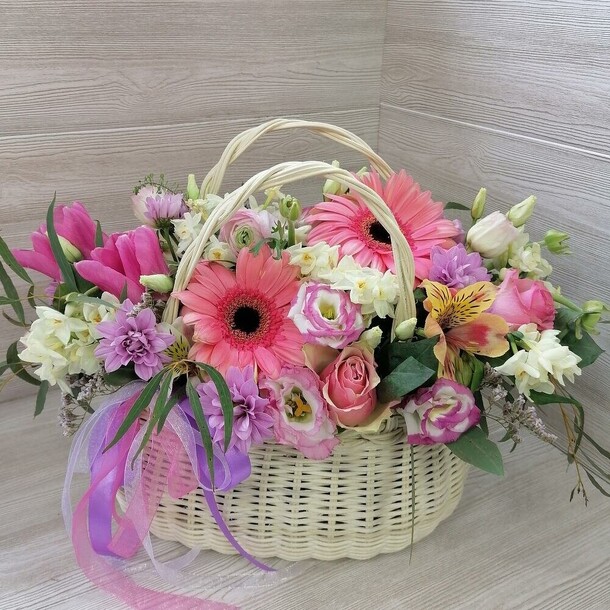 Летняя корзина с цветами, артикул F108744 - 3463 рублей, доставка по городу. Flawery - доставка цветов