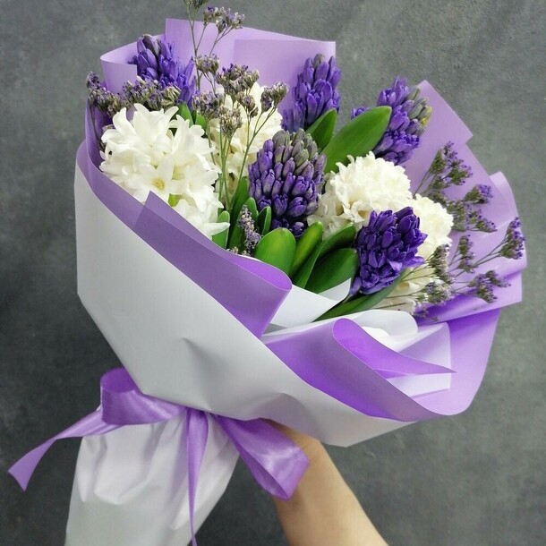 9 гиацинтов и лимониум, артикул F108746 - 3058 рублей, доставка по городу. Flawery - доставка цветов