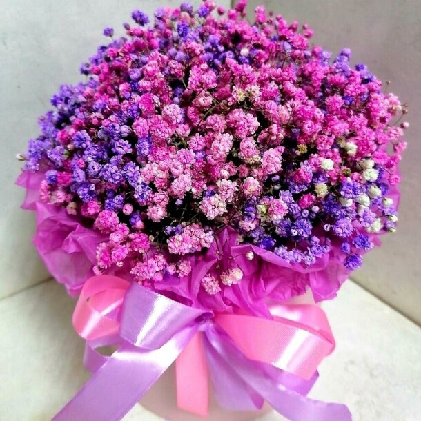 Пёстрый бокс с гипсофилой, артикул F1090010 - 1975 рублей, доставка по городу. Flawery - доставка цветов