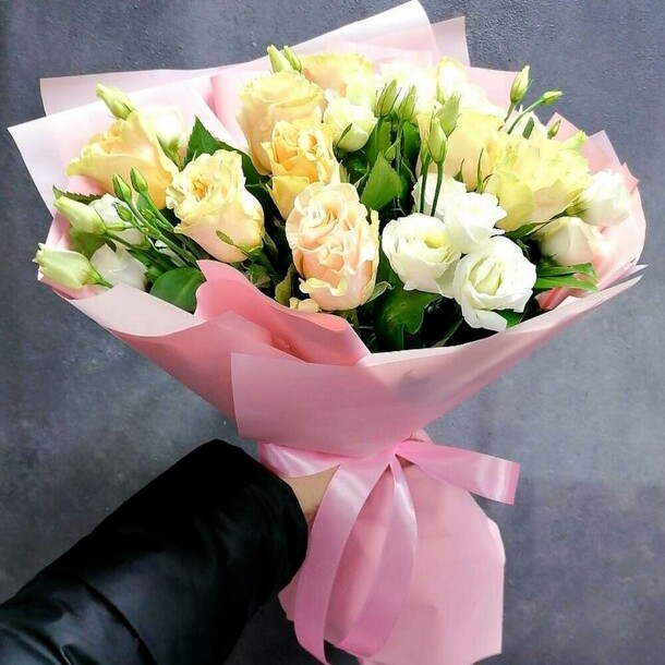 Прикосновение нежного (эустома с розами), артикул F1090036 - 3880 рублей, доставка по городу. Flawery - доставка цветов