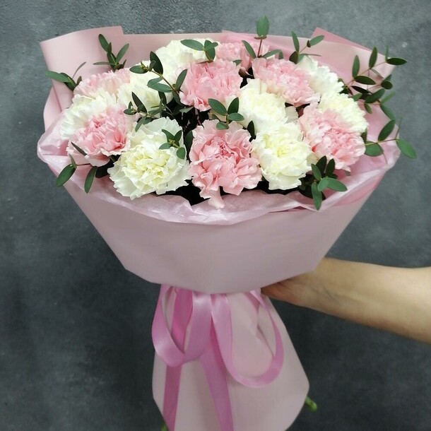 Букет из гвоздики и эвкалипта, артикул F109200 - 1990 рублей, доставка по городу. Flawery - доставка цветов