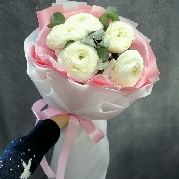 Ранункулюсы с эвкалиптом, артикул F1098746 - 3513 рублей, доставка по городу. Flawery - доставка цветов