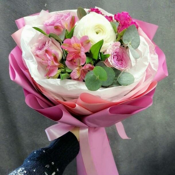 Ранункулюсы и кустовые розы, артикул F1098757 - 2305 рублей, доставка по городу. Flawery - доставка цветов