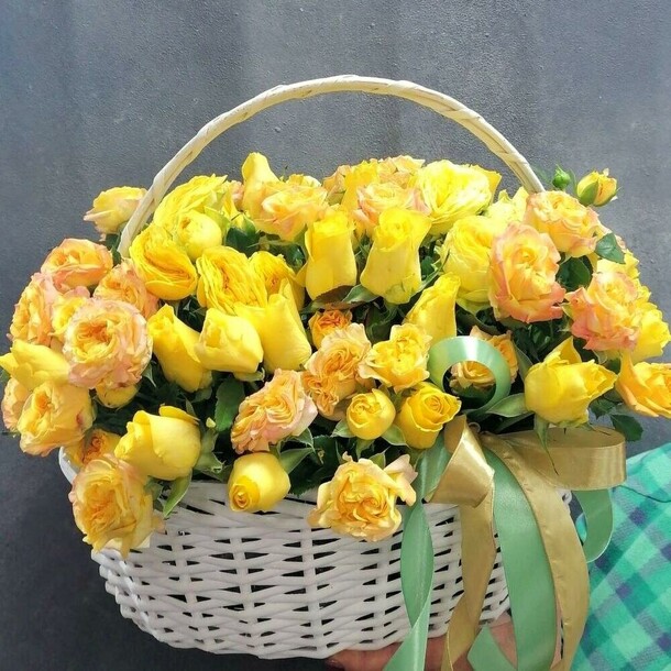 Корзина с кустовыми розами, артикул F1098763 - 7980 рублей, доставка по городу. Flawery - доставка цветов