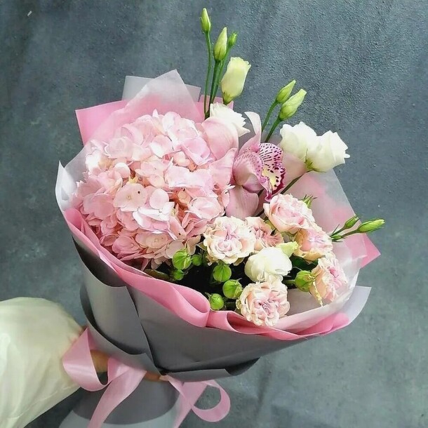 Сет в букете с гортензией и пионовидными розами, артикул F1099080 - 2471 рублей, доставка по городу. Flawery - доставка цветов