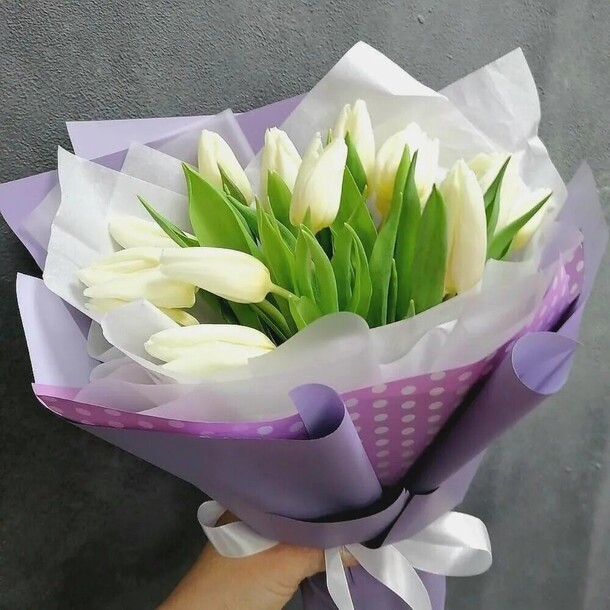 15 белых тюльпанов, артикул F1099083 - 2305 рублей, доставка по городу. Flawery - доставка цветов