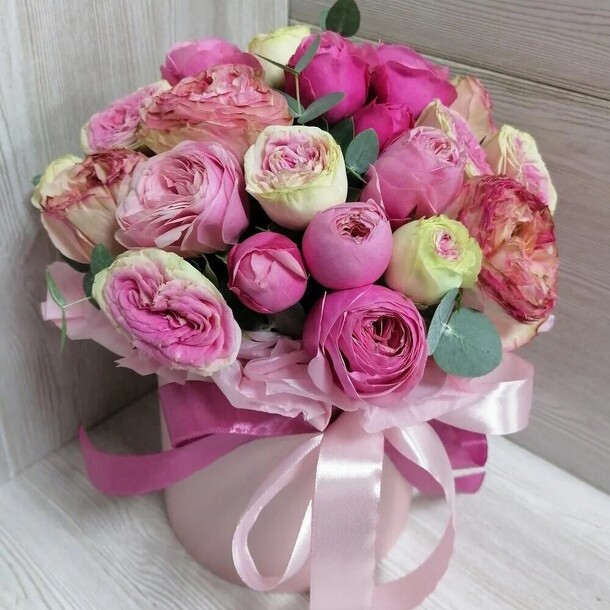 Пионовидные розы в боксе, артикул F1099093 - 3729 рублей, доставка по городу. Flawery - доставка цветов